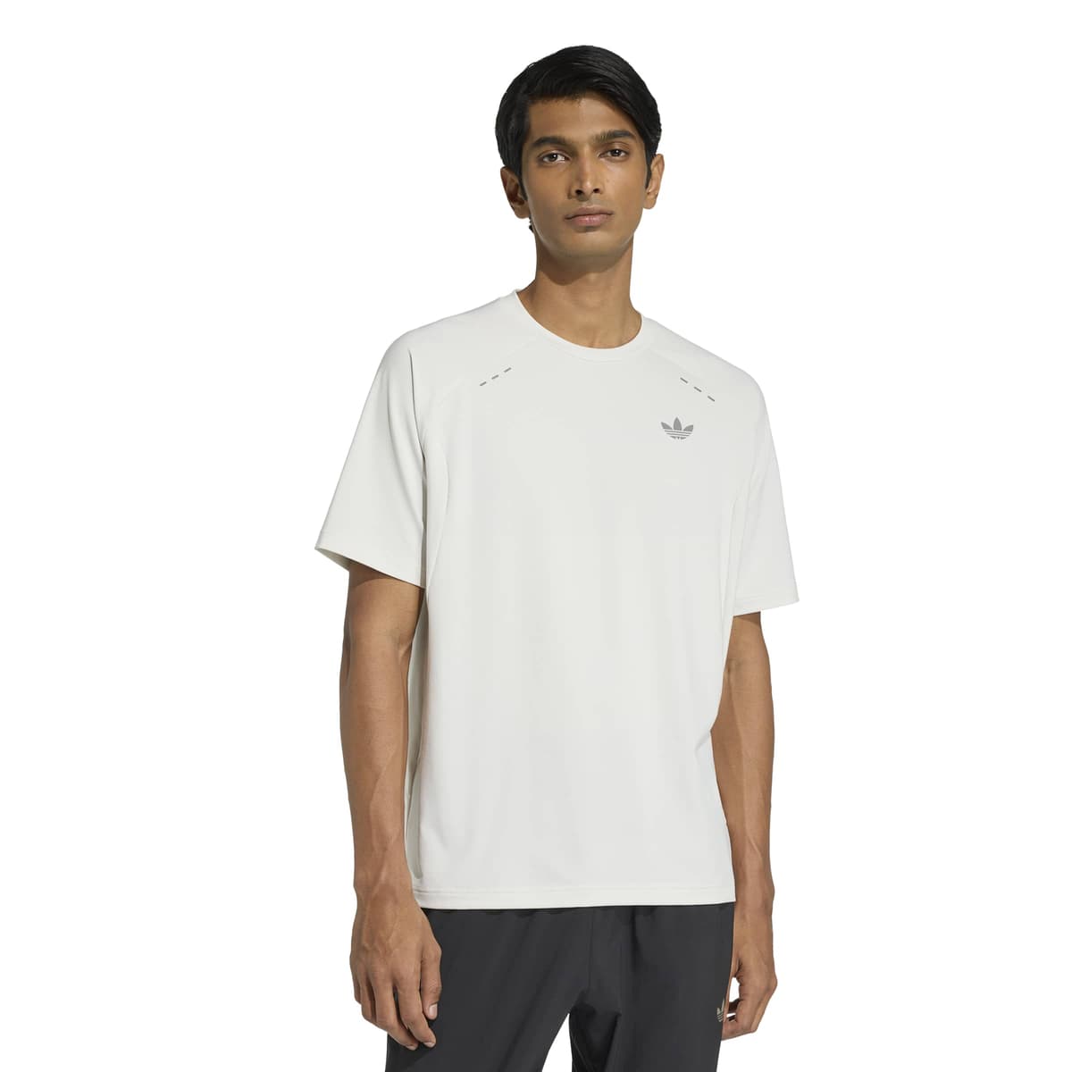 adidas Tech Trefoil Essential T-Shirt in Lichtgrijs Zilver