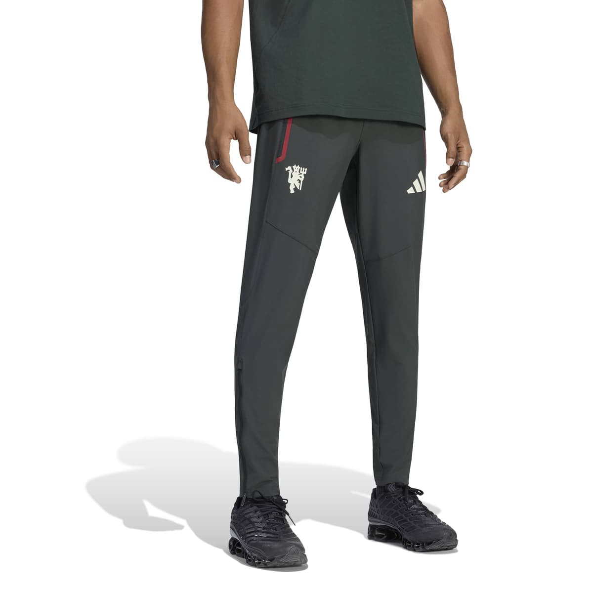 adidas Manchester United Tiro Travel Trainingsbroek 2026-2027 Donkerolijfgroen